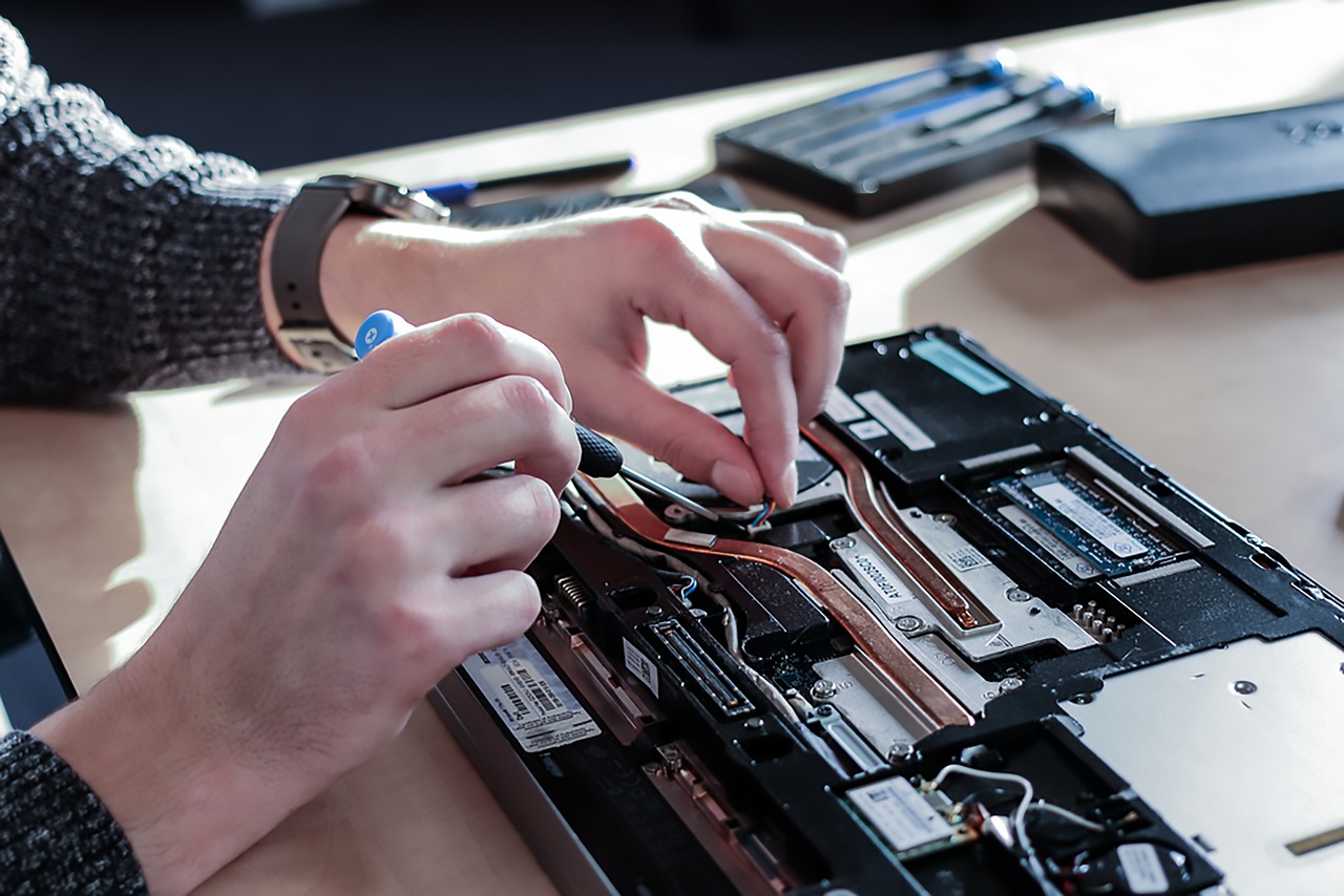 Why Field-Service Software Breaks When It Ignores the Last 50 Feet
